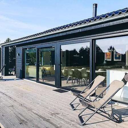 9 Person In Vaeggerlose-by Traum