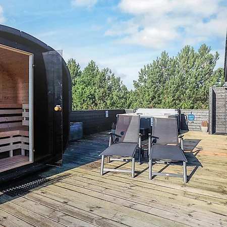 9 Person In Vaeggerlose-by Traum